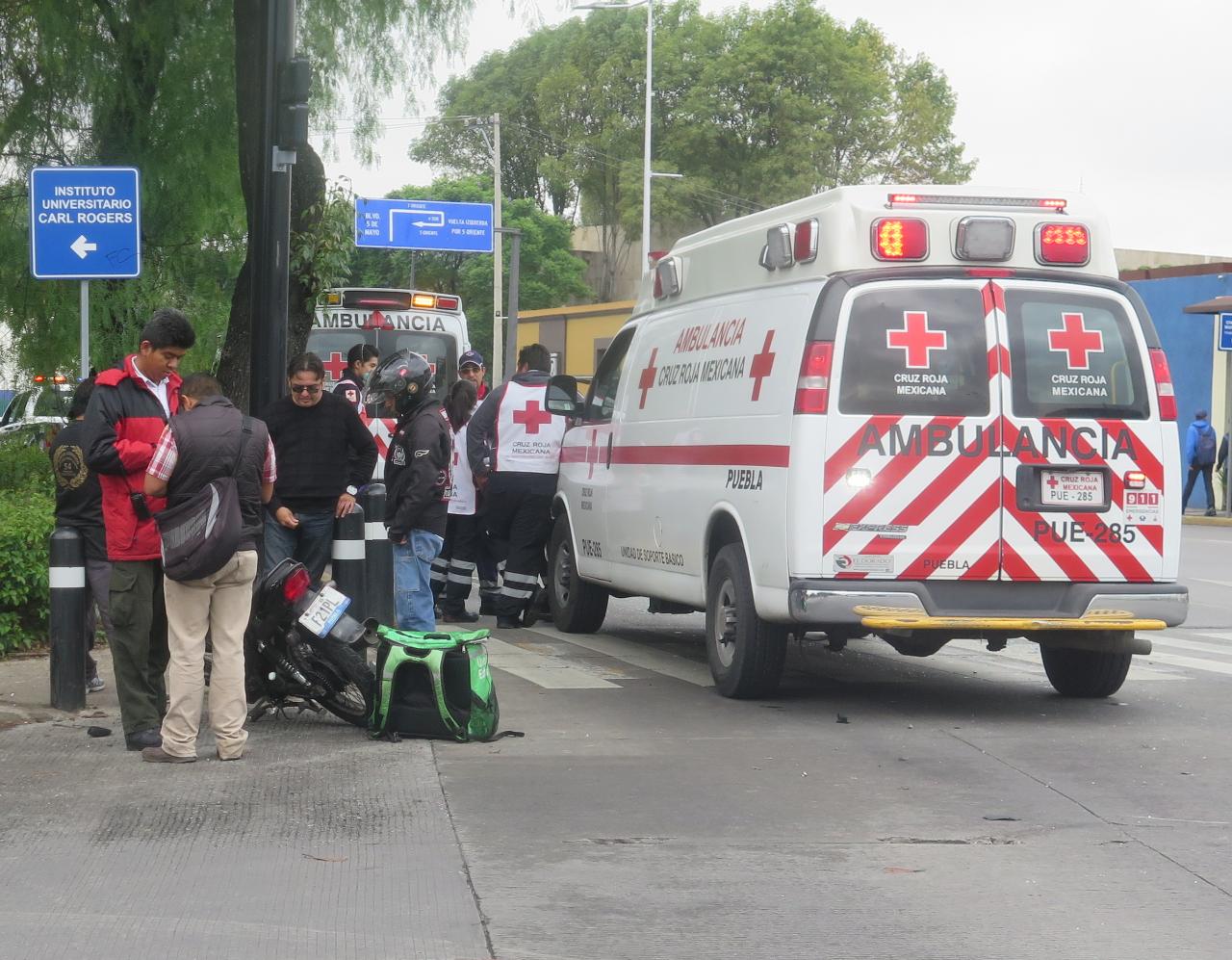 Ambulancia, Cruz Roja, motociclista, Uber Eats, lesionado, hospital, conductor, semáforo, Tránsito Municipal, sirena, audífonos