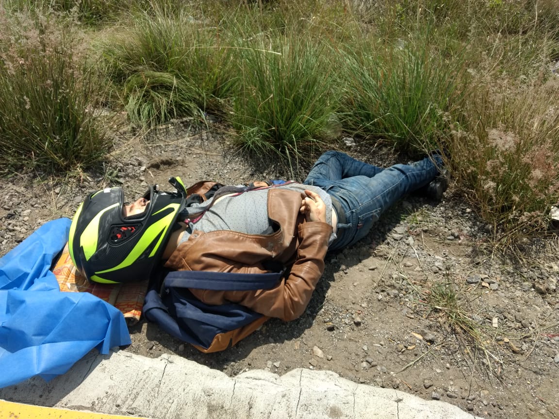 accidente, motocicleta, llanta, ponchada, pérdida de control, casco de seguridad, muerto, lesionada, Ramal Aeropuerto, Autopista México-Puebla, Natalia, Christian, Agentes, Secretaría de Seguridad y Protección Ciudadana, Servicio Médico Forense, Necropsia, causas de muerte, grúa, unidad, motocicleta