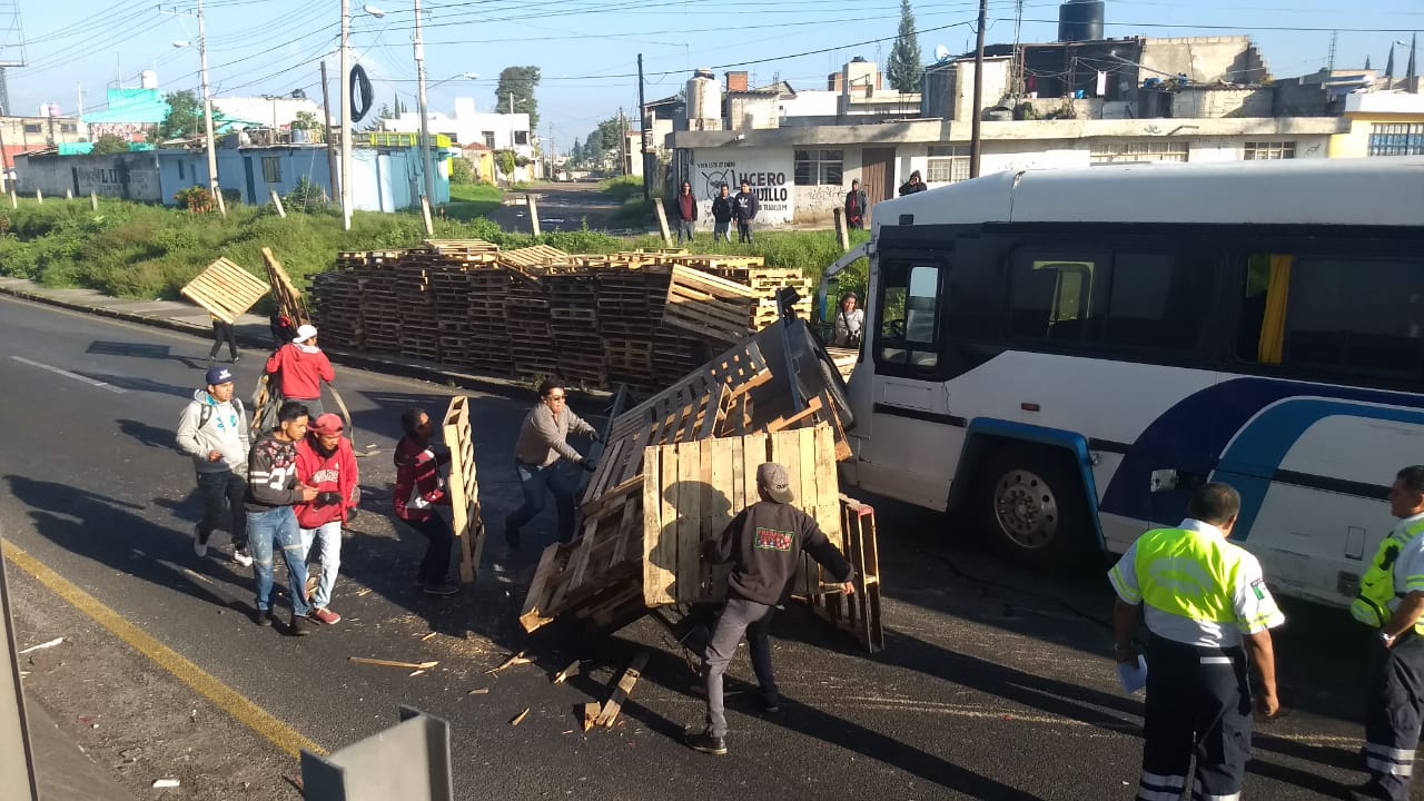 Camioneta, tarimas de madera, México- Puebla, autopista, familia, accidente, mercancía, unidad, nosocomio, paramédicos, SUMA