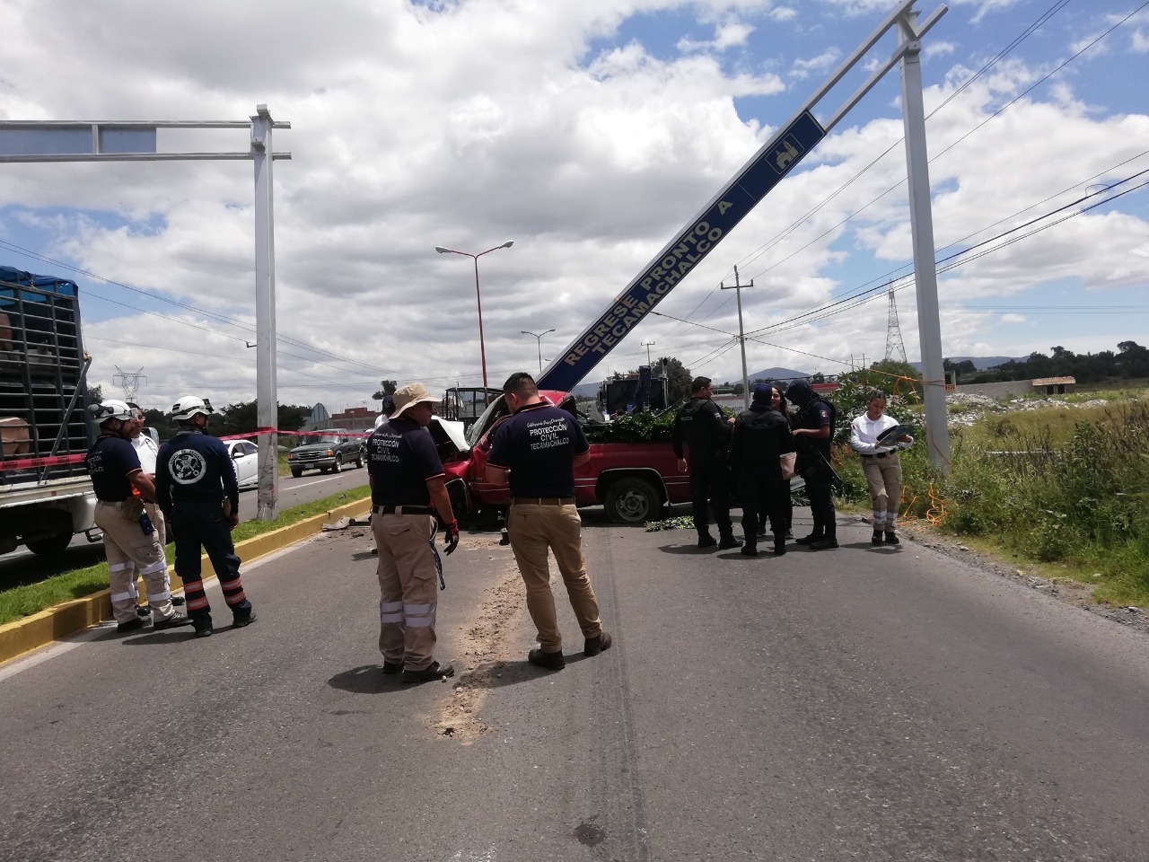 Automovilista, Tecamachalco, choque, Dodge Ram, Protección Civil Municipal, paramédicos, Cruz Roja, Veracruz, estructura metálica