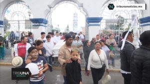 Enterrado, canal de Xochimilco, José Manuel Romero Reyes, Santa María Nenetzintla, parroquia, homilía, música de mariachi, coronas, globos blancos, trajinera,