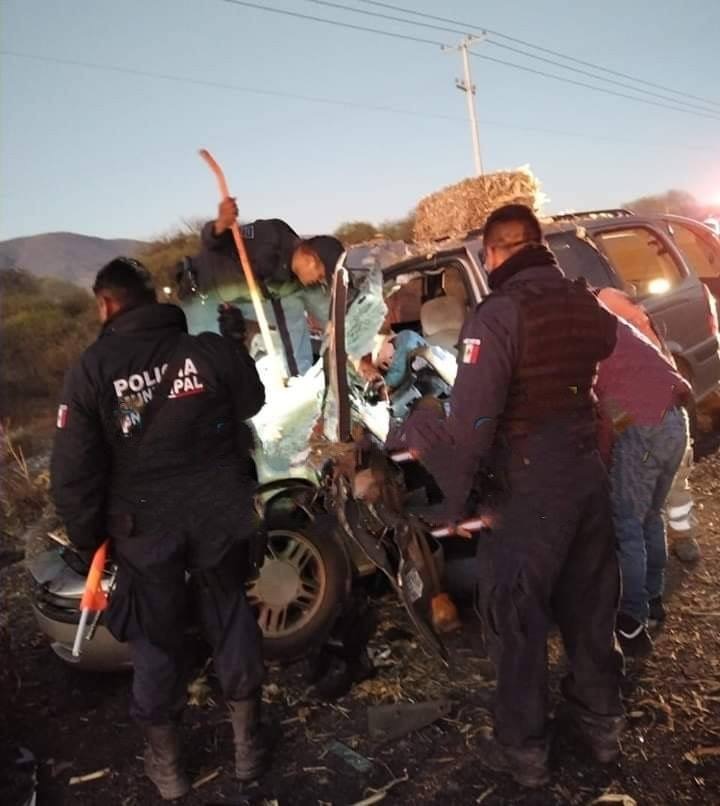 Tlacotepec de Benito Juárez, mujer muerta, camioneta Chevrolet, áminas, muerta, hospital, carpeta asfáltica