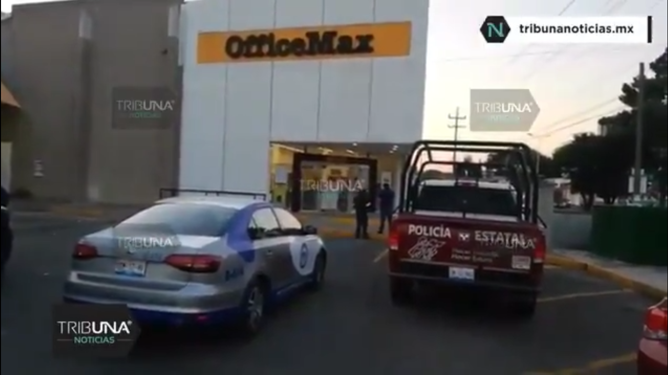 Vandalizan la tienda Office Max de Plaza San Pedro, y roban mercancía