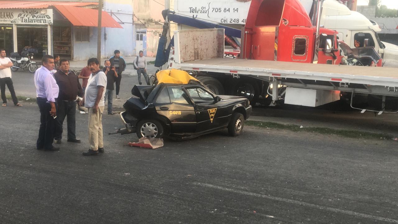tracto camión, muertos, autopista México- Puebla, tráiler, chatarra, paramédicos del SUMA, Secretaría de Protección Civil, FGE