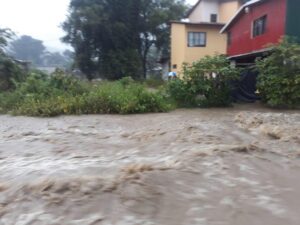 A causa de fuertes lluvias, evacuan a pobladores en la Sierra Norte
