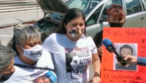 Familiares se manifiestan frente a la FGE por la desaparición de tres jóvenes en Xicotepec