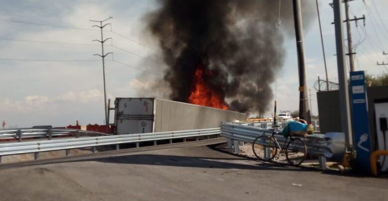 Con quemaduras en el cuerpo, resultó trailero que volcó su unidad en la autopista México Puebla