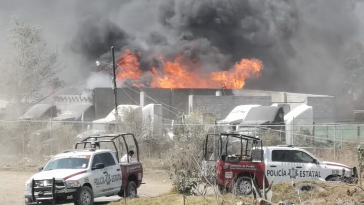 Pipa, diesel, incendio, Xoxtla, columna de humo, Cuerpo De Bomberos, Policía Municipal, Estatal,
