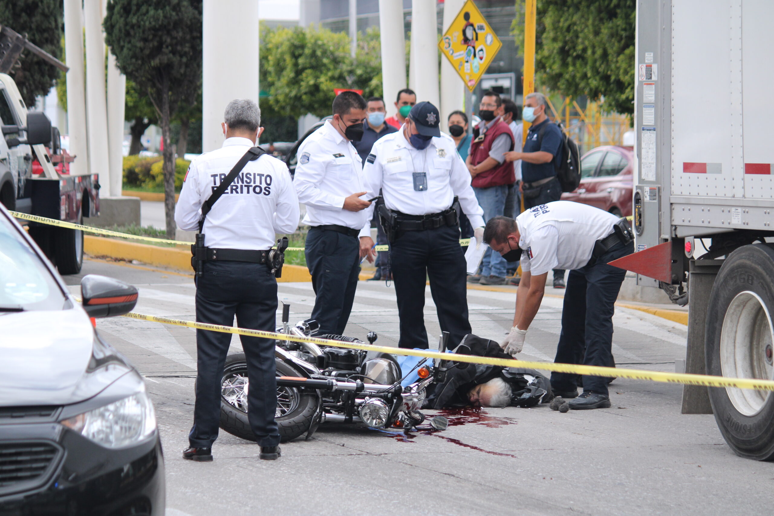 Motociclista, atropellado, muerte, bulevar Hermanos Serdán, pasos peatonales, Schavion Monroy, motocicleta, servicios de emergencia