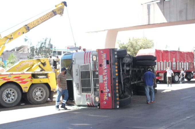 volcadura, autopista puebla orizaba, villa frontera, estadios, san felipe hueyotlipan, cargada, cebolla, tránsito, grúa, código rojo