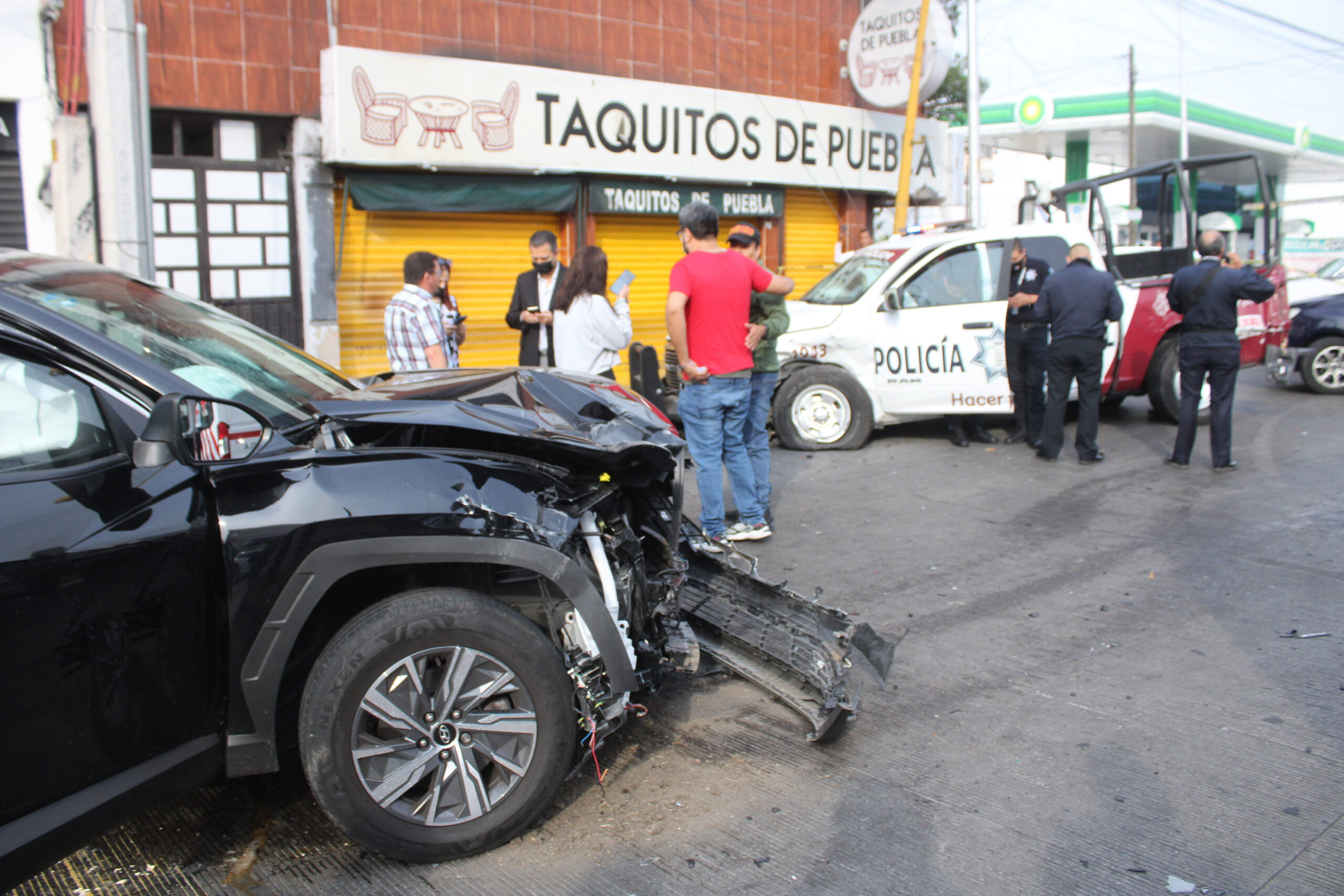 Choque, patrulla, camioneta particular