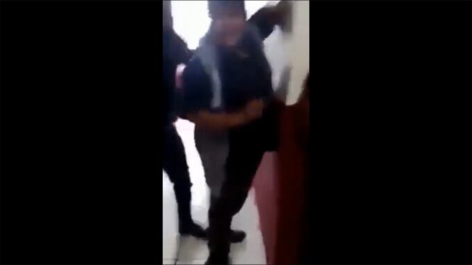 detenido, golpeado, policías, video