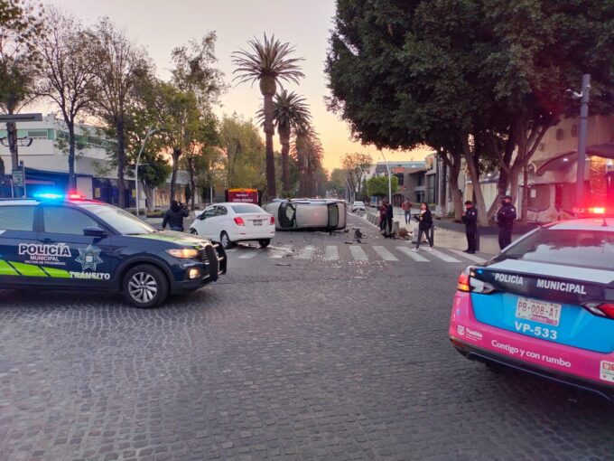 avenida Juárez, choque, volcadura, Paseo Bravo