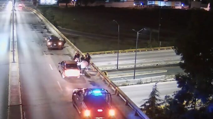 puente, arrojarse, detenida, policía