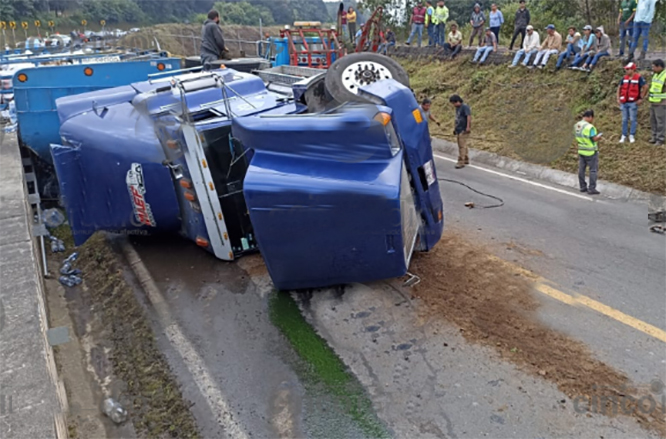 carretera México-Tuxpan, tráiler, daños materiales, Huauchinango